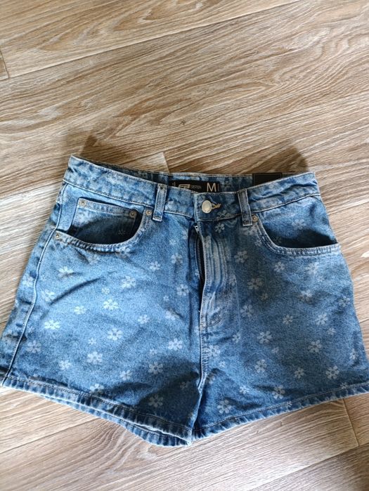Шорти на літо з квітковим принтом.