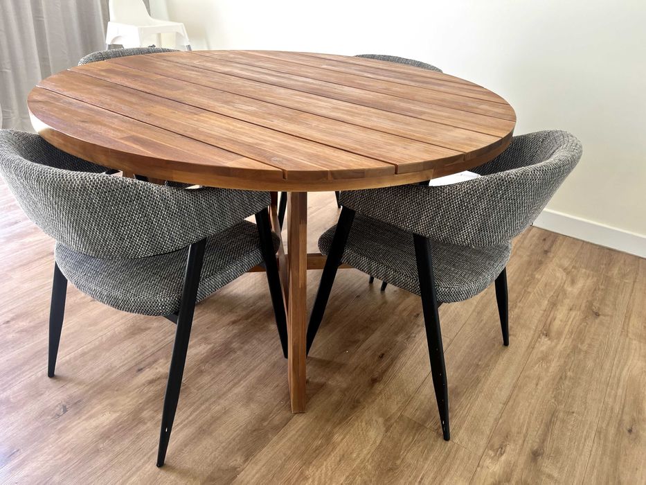Area Dining Table & Chairs