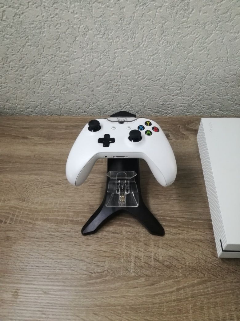 Продам Xbox one s 1TB +зарядна станція