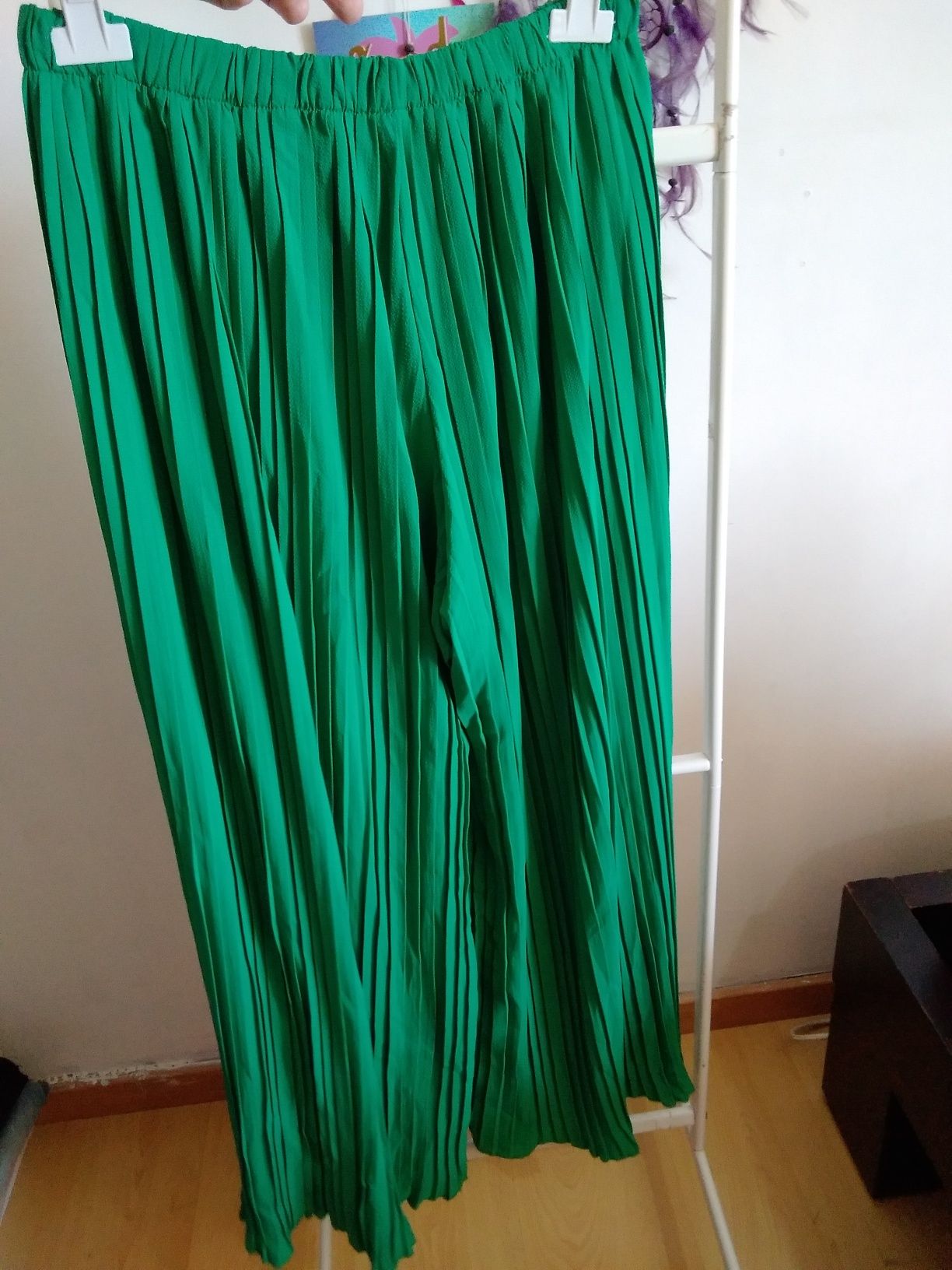 Calças perna larga plissada, TU verde-bandeira