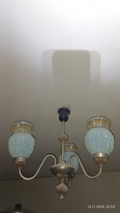 Люстра на три плафони, вживана.