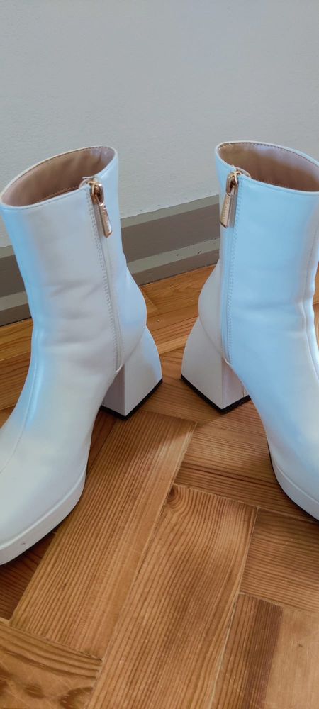 Botas brancas senhora