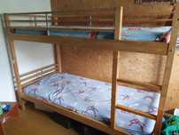 Cama beliche de madeira com colchões incluídos