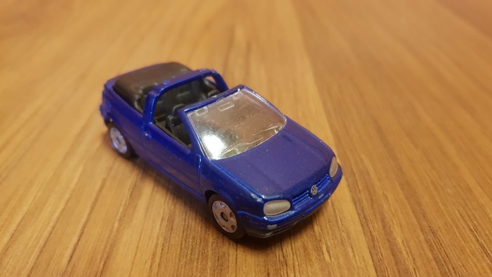 Vw golf IV cabrio gti 1:64 maisto