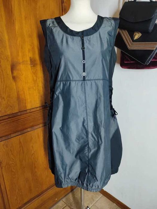 Czarna sukienka Wearhouse, stylowa i wygodna