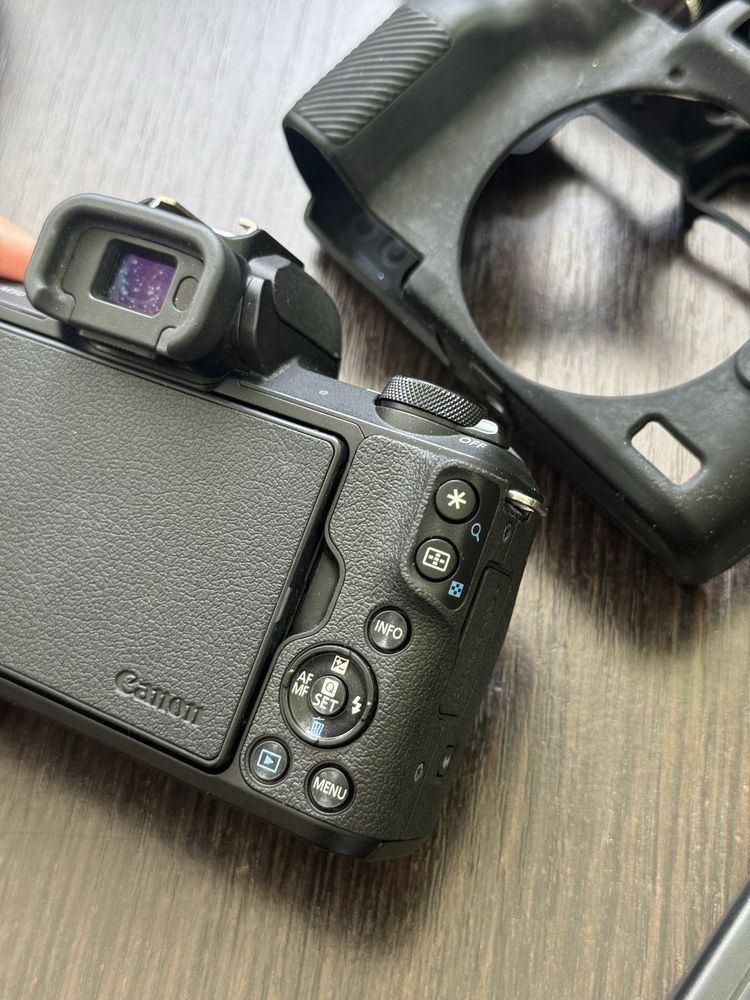Продаю Canon EOS M50 читайте
