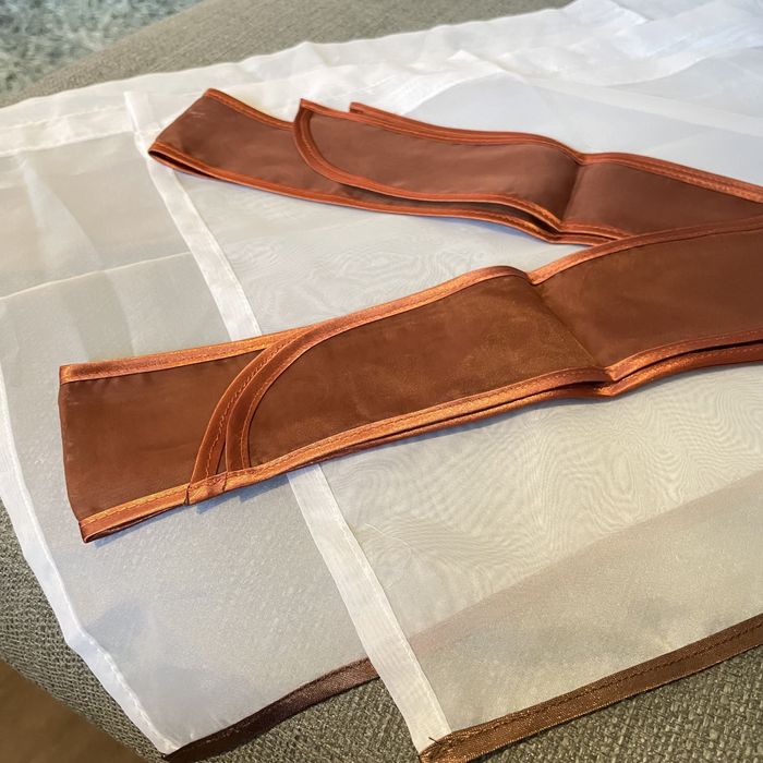 ZESTAW 2 firanki zazdrostki białe z brązową kokardą