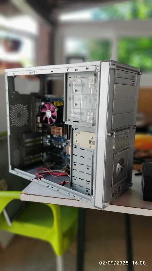 PC Componentes composto por caixa, fonte, rams e gráfica Asus