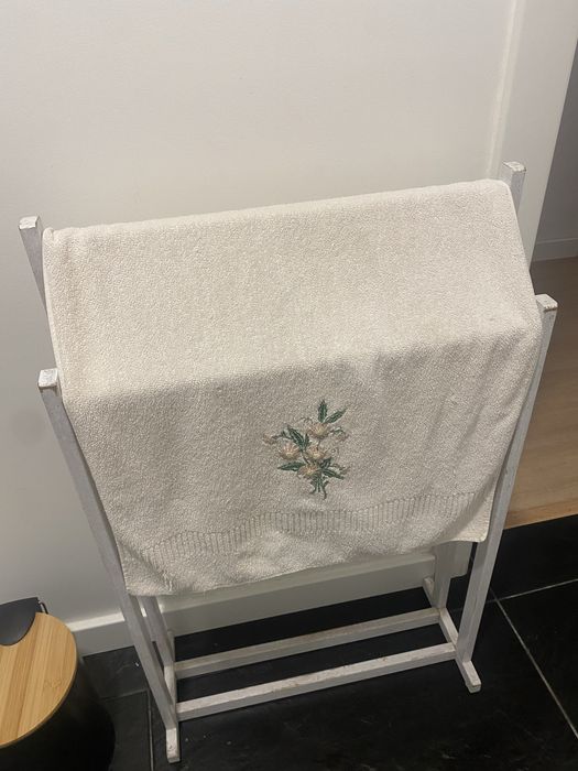 Suporte para  toalhas em madeira