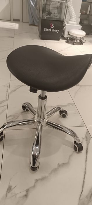 Крісло сідло для майстра манікюра