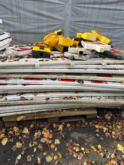 Barierki , płotki, stopy , zabezpieczenie wykopu budowy