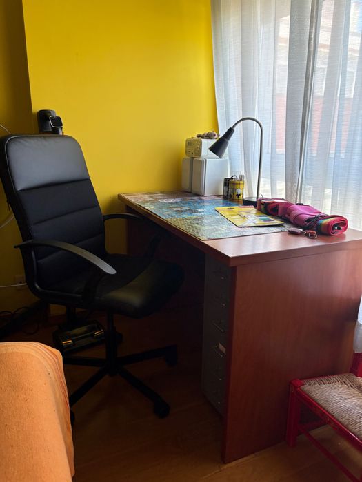 Secretária de madeira e cadeira de escritório