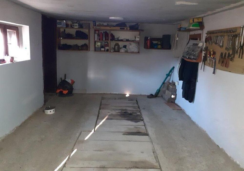 Добротний будинок неподалік центру