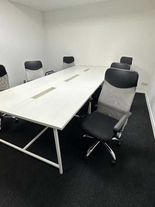 Офісні крісла та столи