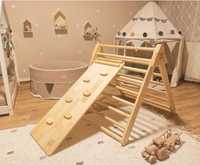 Trójkąt wspinaczkowy Step Crumbs Montessori z naturalnego drewna 80cm.