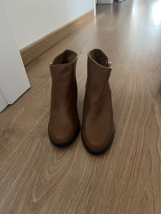 Botas castanhas Stradivarius Novas