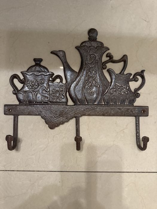 Piekny żeliwny wieszak kuchenny