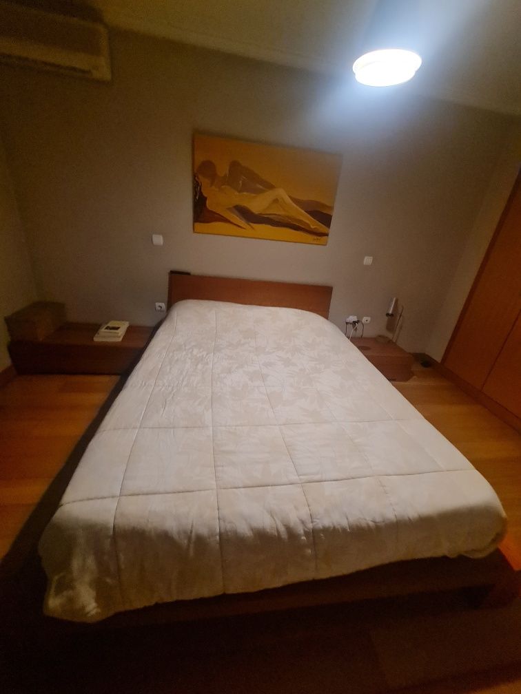 Quarto cama com 2 mesas de cabeceira