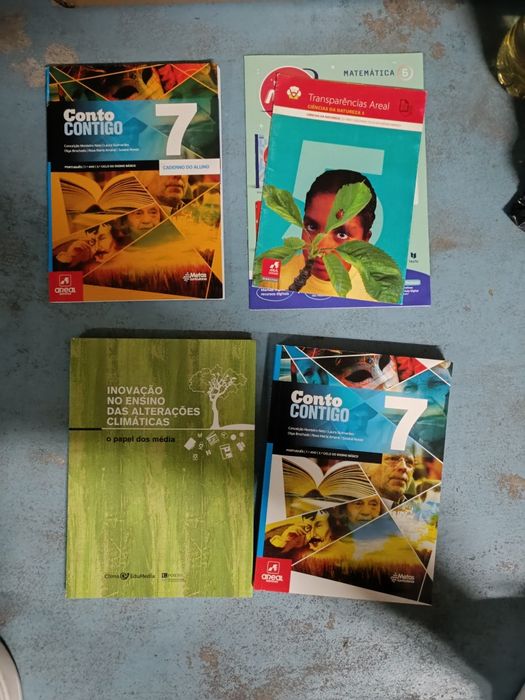 Livros escolares novos e CDs