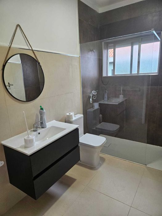 Quarto para arrendar a estudante. Casa e cozinha totalmente equipadas