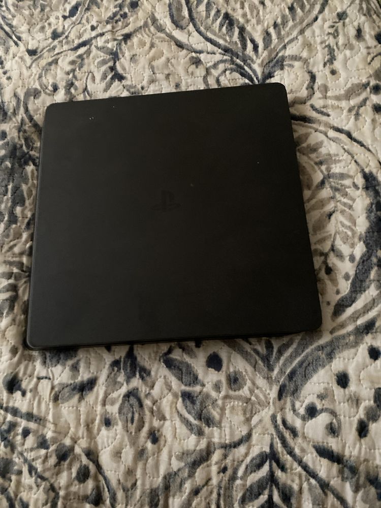 PlayStation 4 z padem  kablem usb i ladowarka do pada