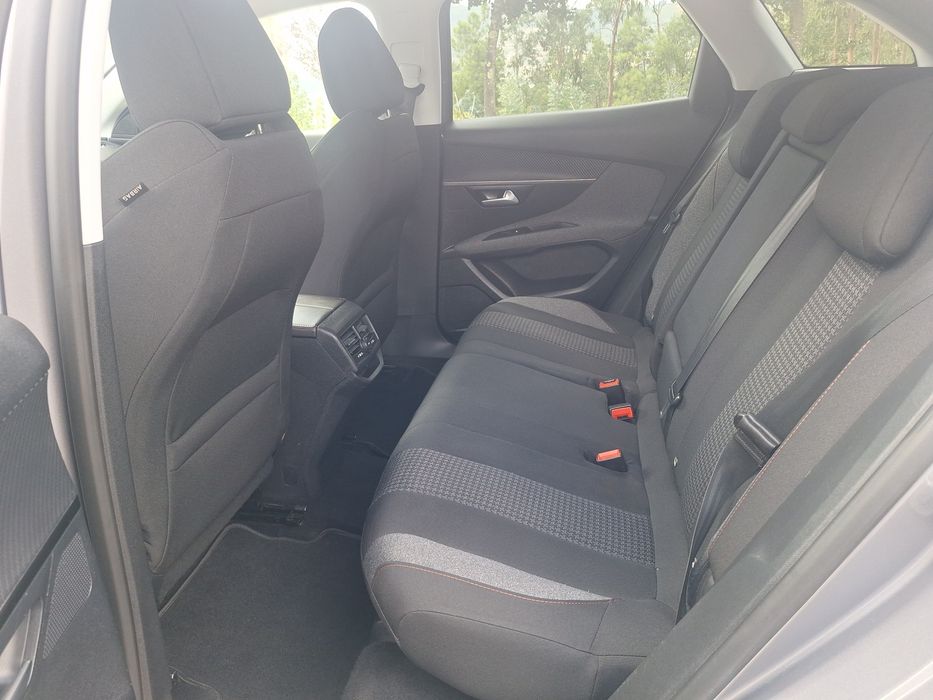 Peugeot cinza 3008