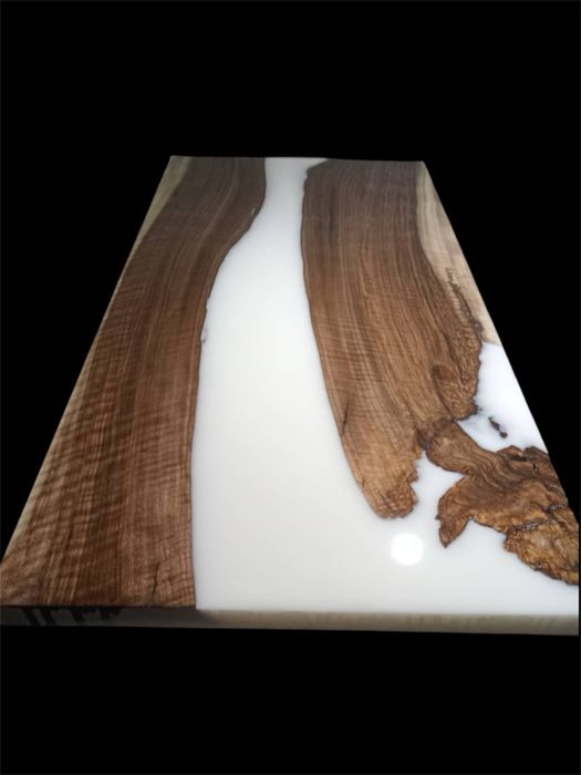 Стіл з горіха і епоксидної смоли