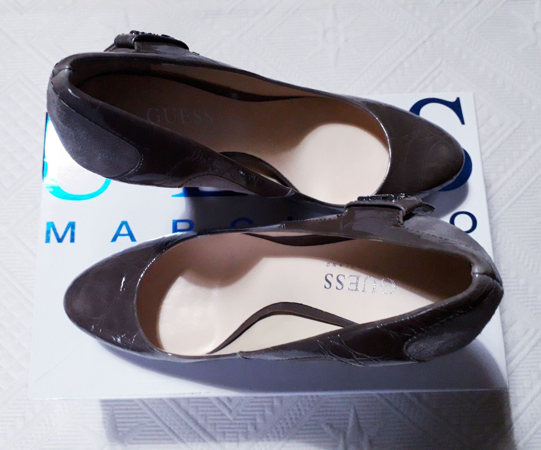 Sapatos de salto Guess
