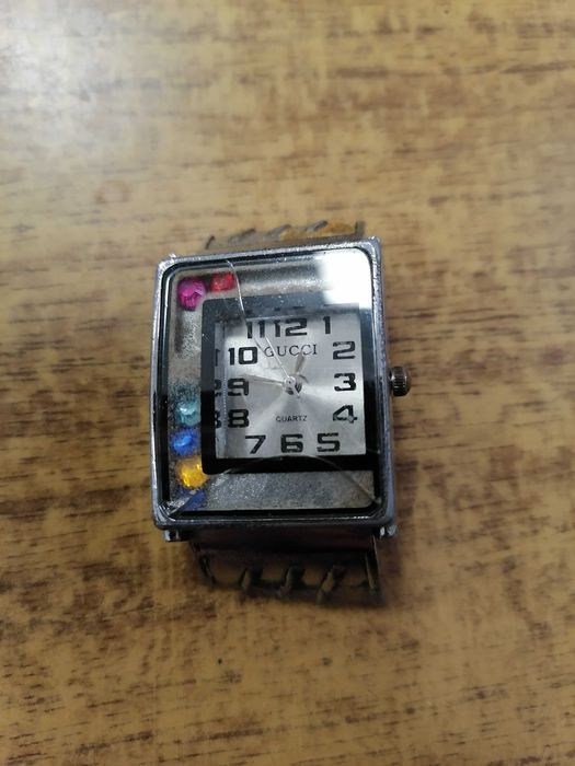 Нерабочие женские часы Gucci