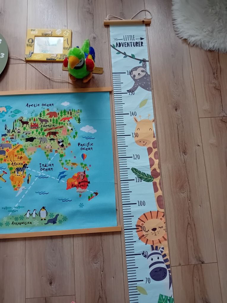 Zestaw do pokoju dziecięcego w stylu jungle miarka mapa zegar lew