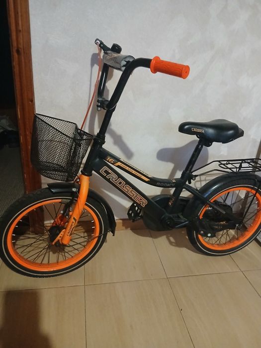Велосипед дитячий помаранчево-чорного кольору 16 дюймів на 4-7 років