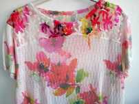 Blusa colorida, com flores - Tamanho L
