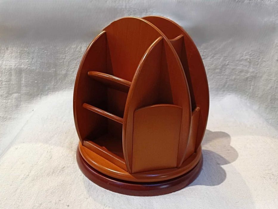 Porta canetas em madeira, base rotativa, altura 19 cm