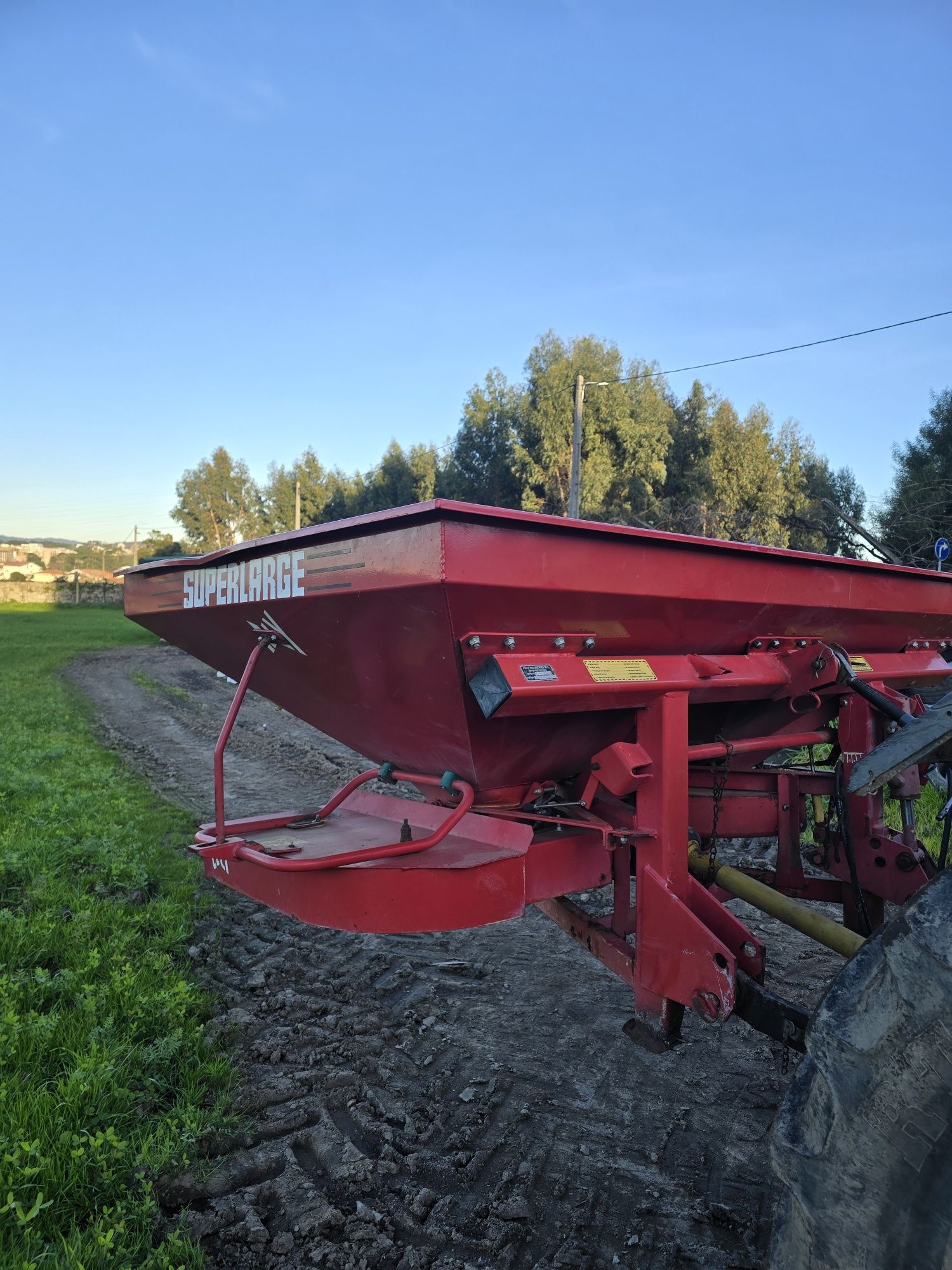 Distribuidor de adubo Lely 1200kg