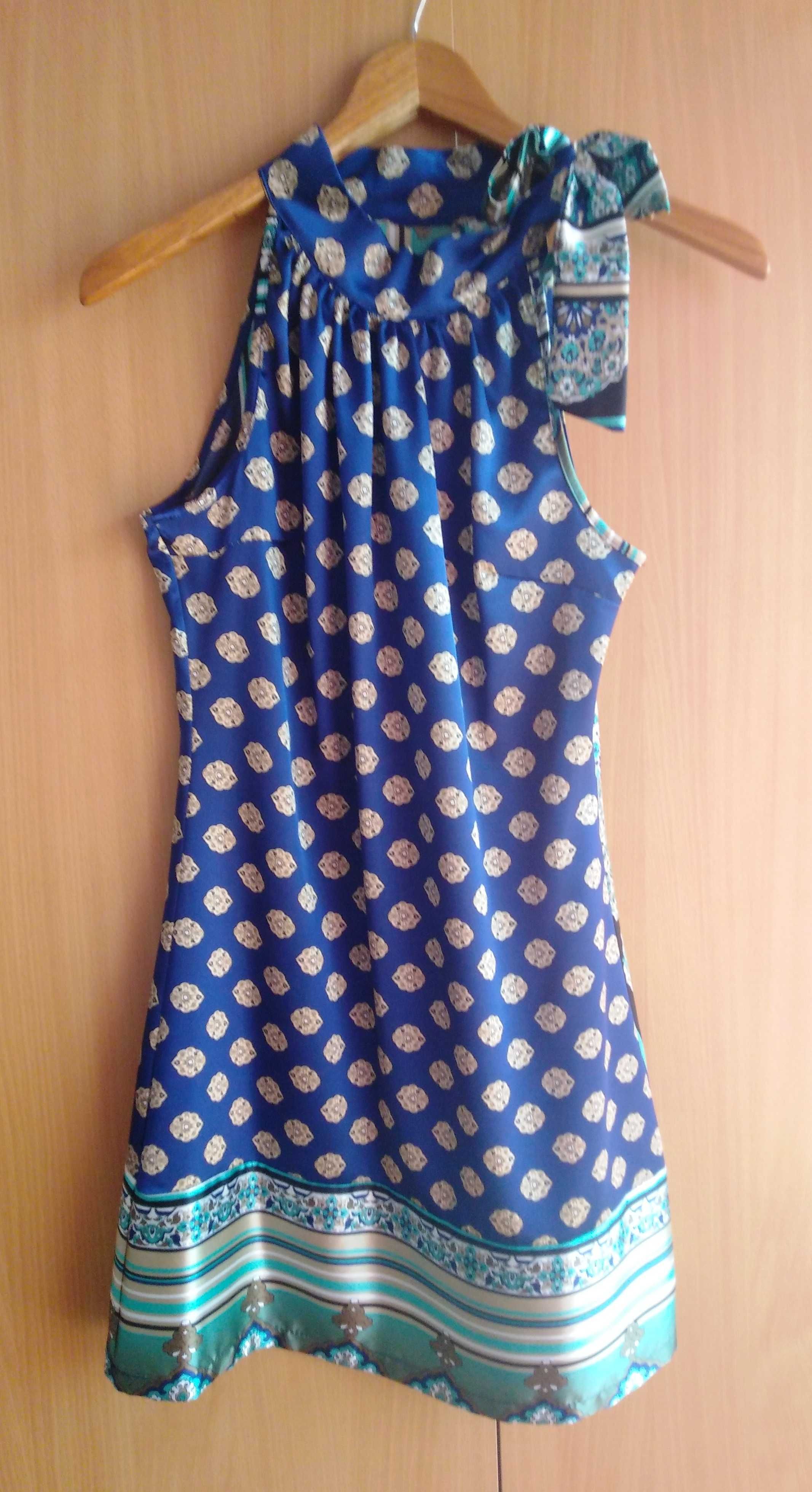 Vestido acetinado azul e creme