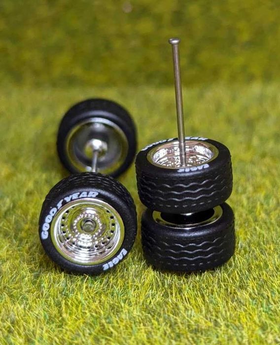 Hot Wheels gumowe koła logo Goodyear chrom srebro model S9