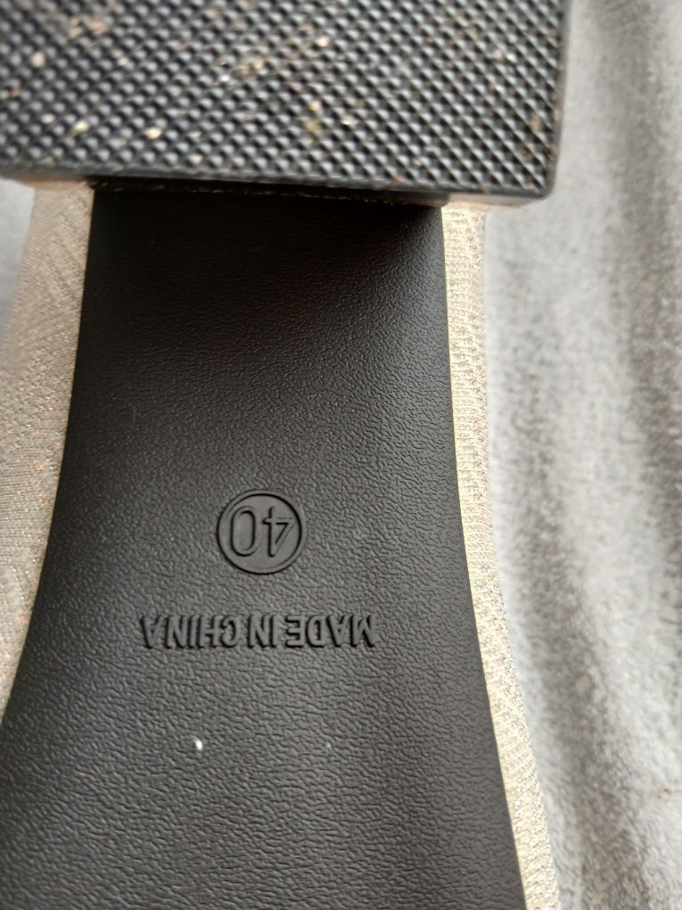 Buty na słupku błyszczące