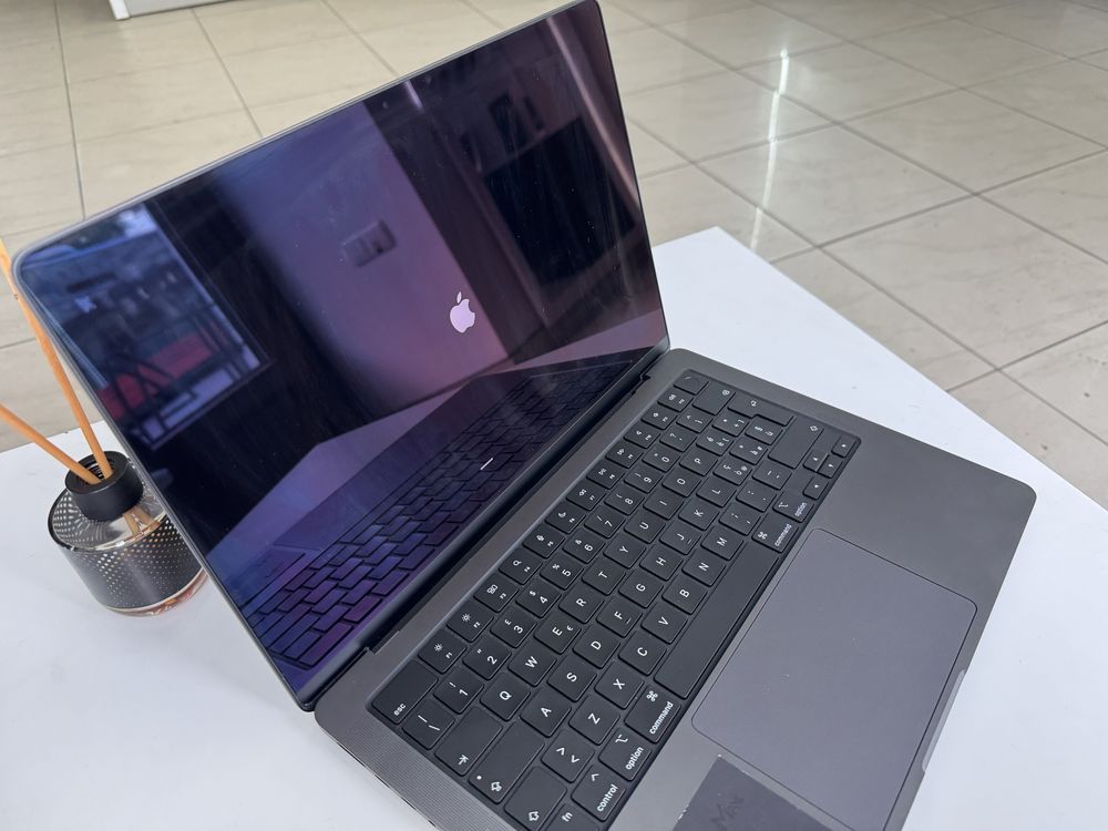 MacBook Pro 14” M4 2024 16/512Gb Space Black Новий стан вітрина 1195€