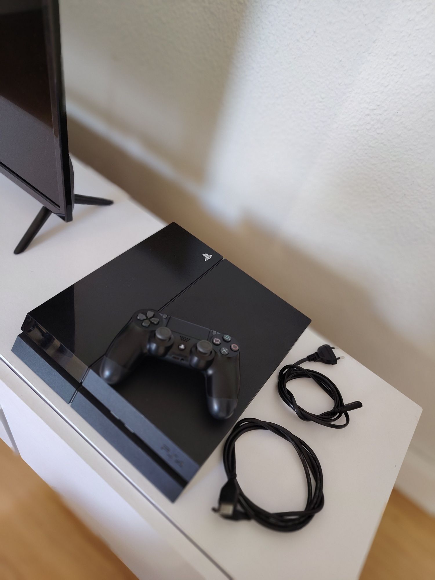 Ps4 com um comando, cabos e jogos baixados