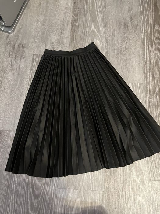 Plisowana czarna spodnica r.M
