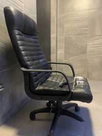 Офисное кресло, требует ремонт