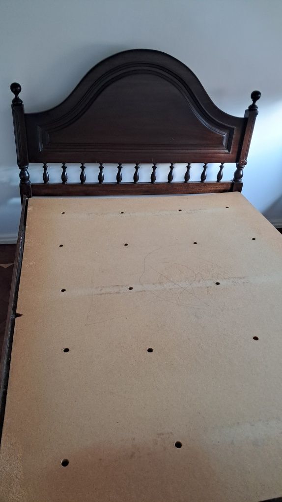 Cama em madeira maciça