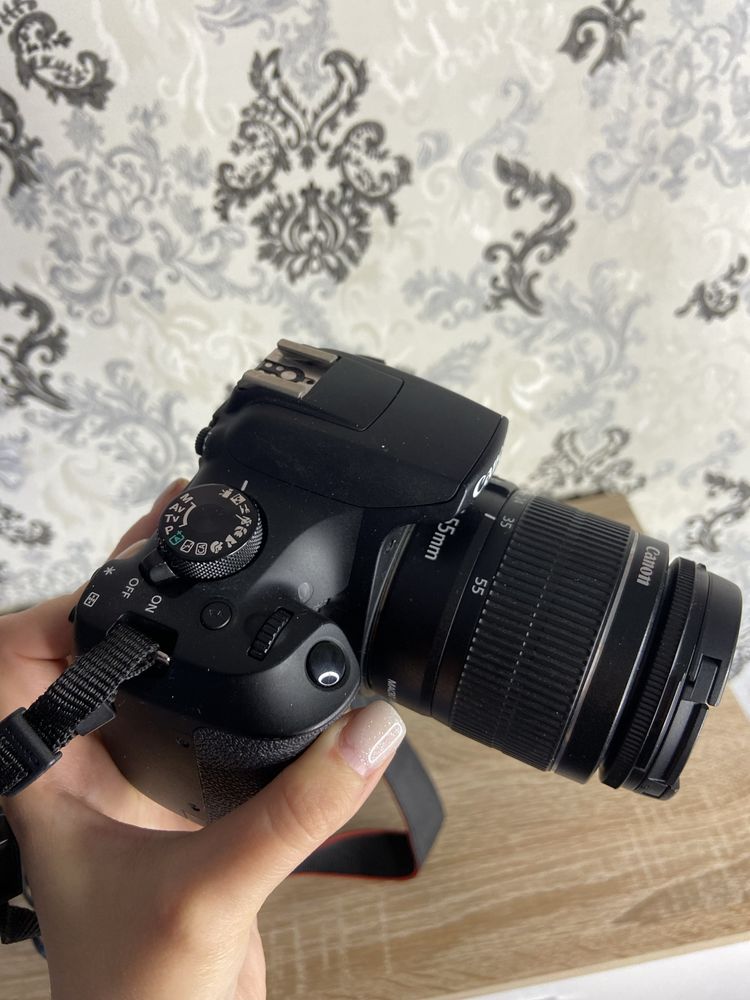 Продається комплект Canon EOS 1300D + два об’єктиви + зарядка