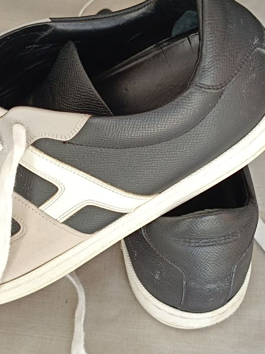 Sapatilhas de homem marca Hermes e Boss.
