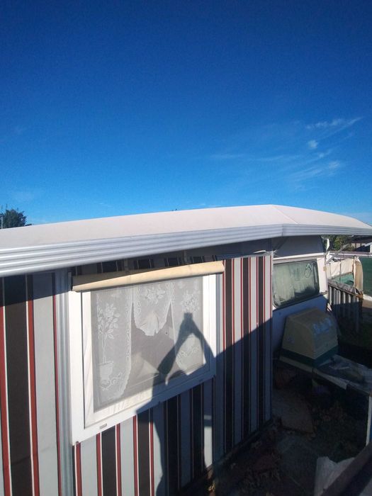 Przyczepa kempingowa Eriba. stacjonarna zimowy dach zimowy przedsionek