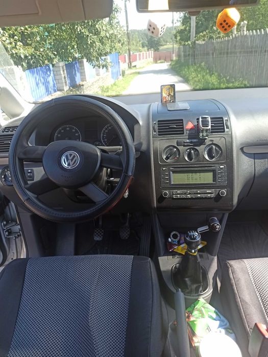 Volkswagen touran.