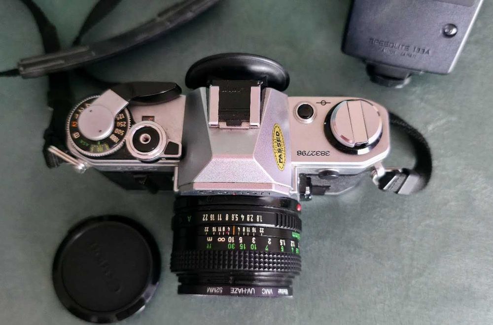 Camera Canon AE-1 SLR de filme 35mm, lente 50mm, filtro uv + flash