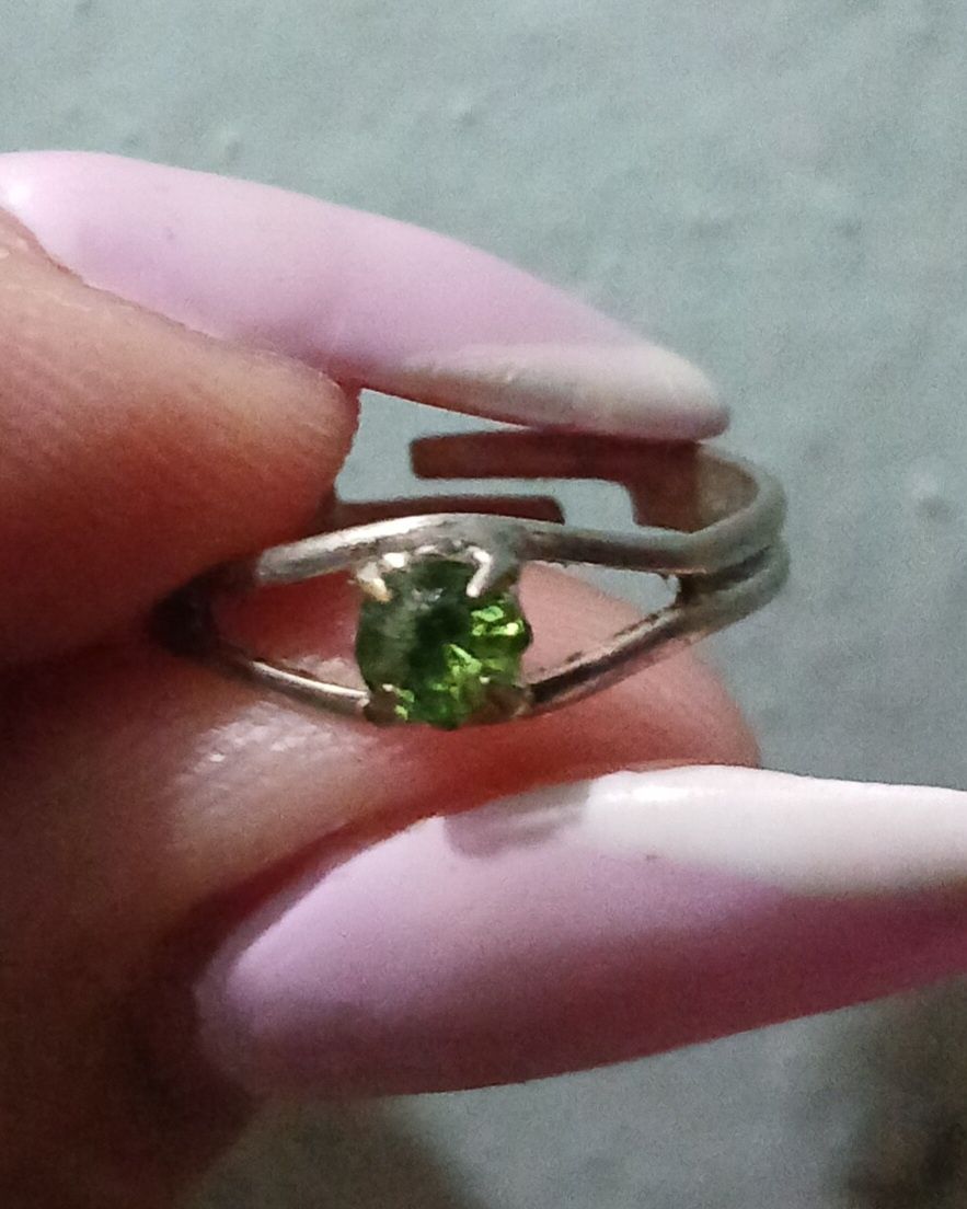 Серебрянные серёжки, детские колечки, браслеты белого металла.