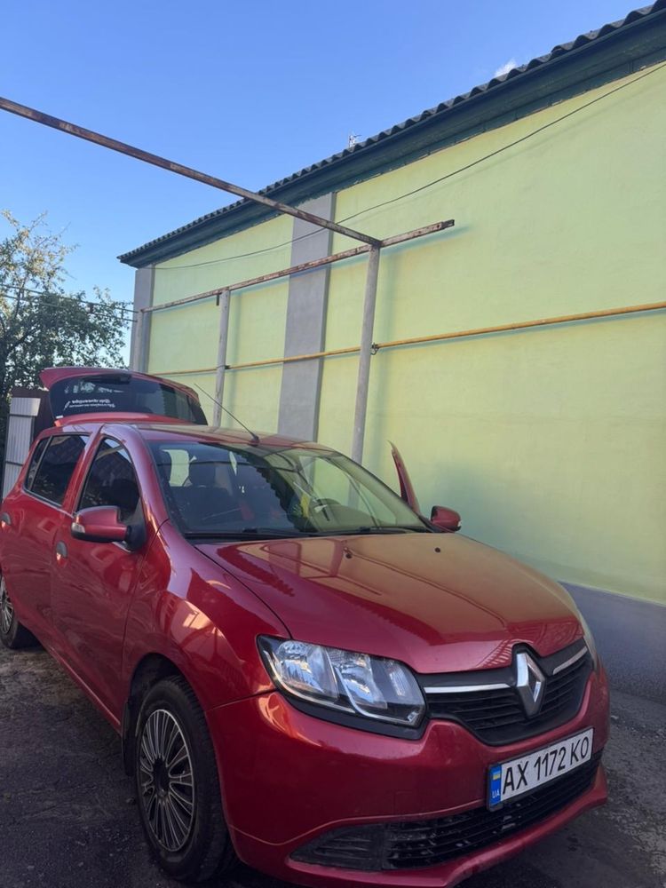 Подам Renault Sandero 2013 год