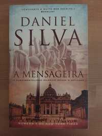 L " A Mensageira " de Daniel Silva (Edição Regular/ Como Novo)